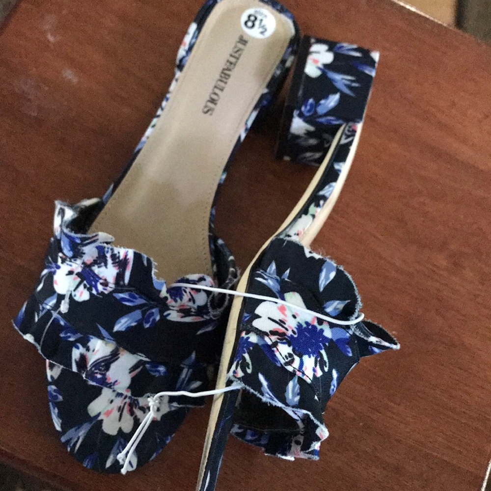 Floral sandals with ruffle